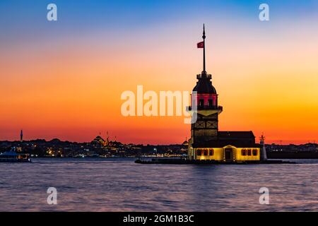 Sonnenuntergang über dem Bosporus mit dem berühmten Maiden's Tower. Istanbul, Türkei. Stockfoto