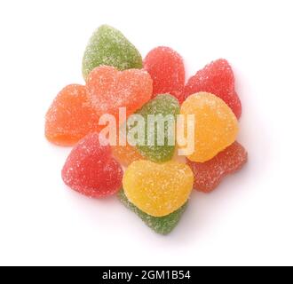 Draufsicht auf herzförmige Fruchtmarmelade Gelee Bonbons isoliert auf weiß Stockfoto