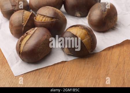 Nahaufnahme von Bio-gerösteten Kastanien auf Backpapier Stockfoto