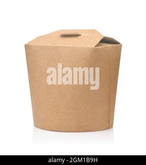 Braune leere Einweg-Papier Nudelbox isoliert auf weiß Stockfoto