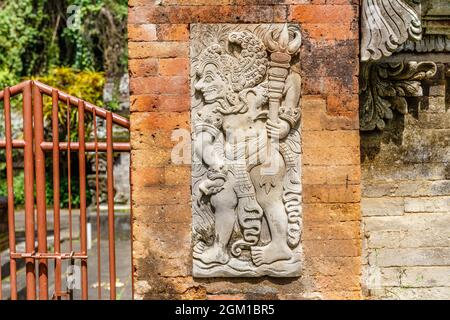 Steinschnitzerei am hinduistischen balinesischen Tempel. Ubud, Gianyar, Bali, Indonesien. Stockfoto