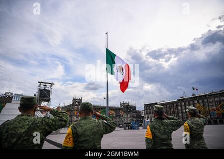 Mexiko-Stadt. September 2021. Das am 15. September 2021 aufgenommene Foto zeigt eine Flaggenanhebung auf dem Zocalo-Platz vor den bevorstehenden Feierlichkeiten zum mexikanischen Unabhängigkeitstag in Mexiko-Stadt, der Hauptstadt Mexikos. Kredit: Xin Yuewei/Xinhua/Alamy Live Nachrichten Stockfoto