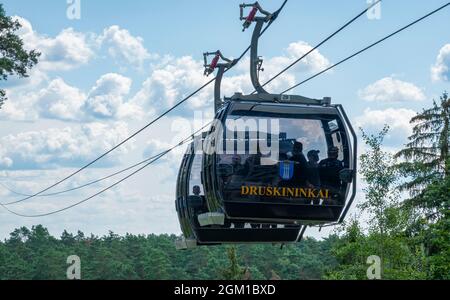 Druskininkai, Litauen, 10. August 2021. Seilbahn Lynu kelias eine der beliebtesten Attraktionen in Druskininkai Stockfoto