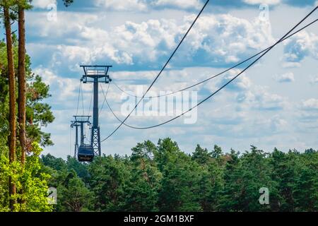 Druskininkai, Litauen, 10. August 2021. Seilbahn Lynu kelias eine der beliebtesten Attraktionen in Druskininkai Stockfoto