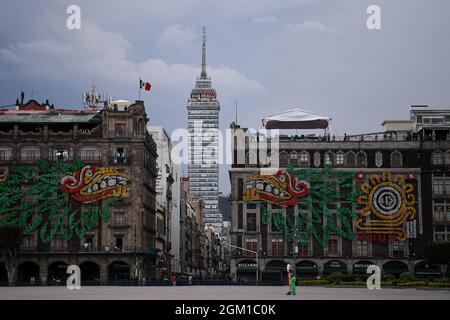 Mexiko-Stadt. September 2021. Das am 15. September 2021 aufgenommene Foto zeigt einen Blick auf den Zocalo-Platz vor den bevorstehenden Feierlichkeiten zum mexikanischen Unabhängigkeitstag in Mexiko-Stadt, der Hauptstadt Mexikos. Kredit: Xin Yuewei/Xinhua/Alamy Live Nachrichten Stockfoto