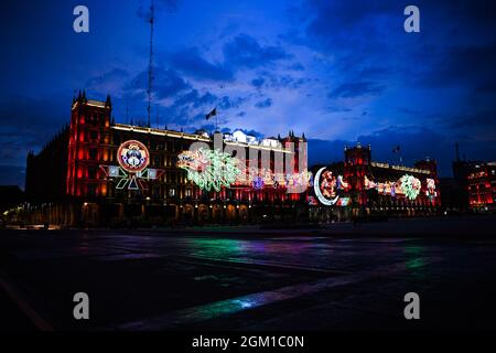 Mexiko-Stadt. September 2021. Das am 15. September 2021 aufgenommene Foto zeigt einen Blick auf den Zocalo-Platz vor den bevorstehenden Feierlichkeiten zum mexikanischen Unabhängigkeitstag in Mexiko-Stadt, der Hauptstadt Mexikos. Kredit: Xin Yuewei/Xinhua/Alamy Live Nachrichten Stockfoto