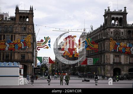 Mexiko-Stadt. September 2021. Das am 15. September 2021 aufgenommene Foto zeigt einen Blick auf den Zocalo-Platz vor den bevorstehenden Feierlichkeiten zum mexikanischen Unabhängigkeitstag in Mexiko-Stadt, der Hauptstadt Mexikos. Kredit: Xin Yuewei/Xinhua/Alamy Live Nachrichten Stockfoto