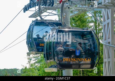 Druskininkai, Litauen, 10. August 2021. Seilbahn Lynu kelias eine der beliebtesten Attraktionen in Druskininkai Stockfoto