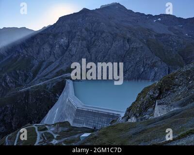 Blick auf den Staudamm Grande Dixence kurz vor Sonnenaufgang in den walliser alpen. Traumhafte Berglandschaft, Lac des Dix Stockfoto