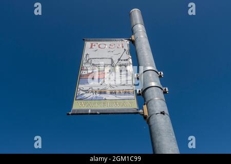 Tacoma, WA USA - ca. August 2021: Flachansicht des Thea Foss Wasserweg-Bannerzeichens auf einem Metallpfosten. Stockfoto