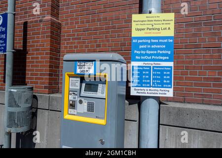 Tacoma, WA USA - ca. August 2021: Ansicht eines elektronischen Parkzählers vor dem Washington State History Museum. Stockfoto