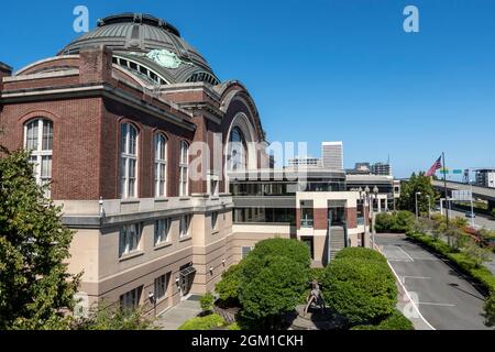 Tacoma, WA USA - ca. August 2021: Blick auf Union Station von hinten, mit Blick auf das Eisenbahnsystem in der Innenstadt von Tacoma. Stockfoto