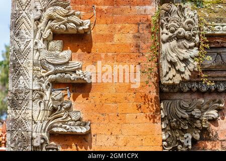 Steinschnitzerei am hinduistischen balinesischen Tempel. Ubud, Gianyar, Bali, Indonesien. Stockfoto