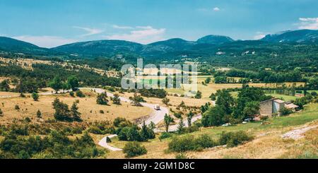 Kleine Lkw-Fahrt In Wunderschöner Landschaft Mit Schöner Aussicht In Der Nähe Des Dorfes Trigance In Der Provence, Frankreich. Stockfoto