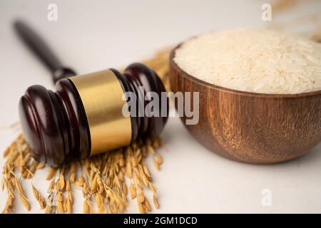 Beurteilen Sie den Hammer mit gutem Getreidreis von der landwirtschaftlichen Farm. Gesetz und Gericht Konzept. Stockfoto