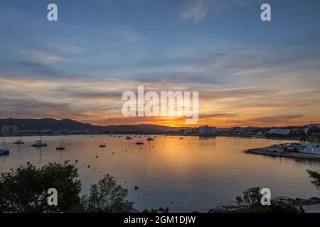 Schöner Sonnenaufgang im Hafen von Sant Antoni de Portmany, Ibiza, Balearen, Spanien. Stockfoto