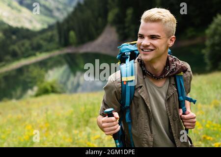 Wanderer mit Rucksäcken erreicht den Gipfel des Berggipfels. Erfolg, Freiheit und Glück Konzept Stockfoto