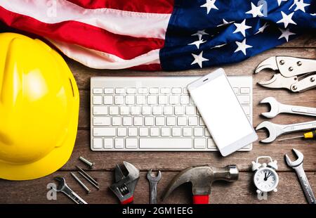 Happy USA Labor Day, verschiedene Art Schlüssel mit amerikanischer Flagge und Smartphone leeren Bildschirm auf der Tastatur. Erster Montag im September Schaffung von Arbeit m Stockfoto