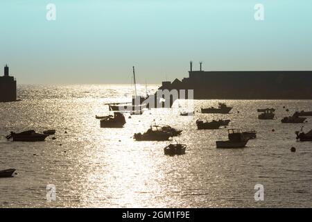 Kleiner Fischerhafen in der Stadt La Guardia, Galicien, Spanien an einem ruhigen Tag. Stockfoto