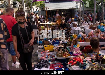 Jaffa, Israel - 20. August 2021: Eine Vielzahl von Second-Hand-Artikeln zum Verkauf auf dem Jaffa Flohmarkt. Stockfoto