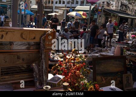 Jaffa, Israel - 20. August 2021: Eine Vielzahl von Second-Hand-Artikeln zum Verkauf auf dem Jaffa Flohmarkt. Stockfoto