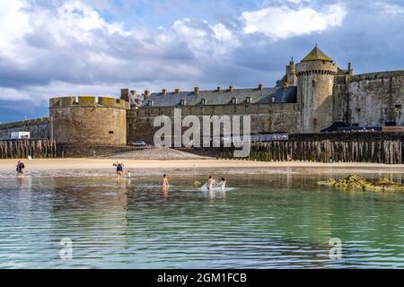 Stadtmauer und Strand von Saint Malo, Bretagne, Frankreich | die ummauerte Stadt und der Strand in Saint Malo, Bretagne, Frankreich Stockfoto