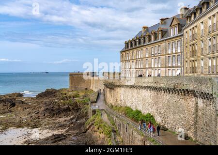 Stadtmauer von Saint Malo, Bretagne, Frankreich | die ummauerte Stadt Saint Malo, Bretagne, Frankreich Stockfoto