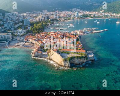 Eine Drohnenaufnahme der Altstadt von Budva in Montenegro. Ein Foto aus den Höhen der Budva Altstadt in Montenegro. Das Meer und die Stadt sind im Hintergrund zu sehen. Stockfoto