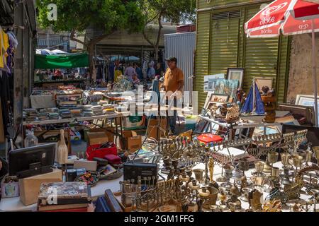 Jaffa, Israel - 20. August 2021: Eine Vielzahl von Second-Hand-Artikeln zum Verkauf auf dem Jaffa Flohmarkt. Stockfoto