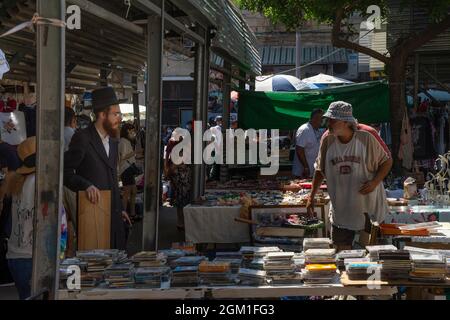 Jaffa, Israel - 20. August 2021: Eine Vielzahl von Second-Hand-Artikeln zum Verkauf auf dem Jaffa Flohmarkt. Stockfoto