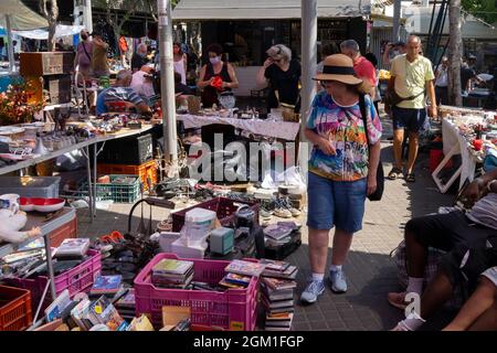 Jaffa, Israel - 20. August 2021: Eine Vielzahl von Second-Hand-Artikeln zum Verkauf auf dem Jaffa Flohmarkt. Stockfoto