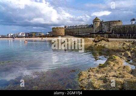 Stadtmauer und Strand von Saint Malo, Bretagne, Frankreich | die ummauerte Stadt und der Strand in Saint Malo, Bretagne, Frankreich Stockfoto