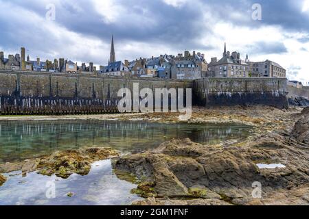 Stadtmauer und Strand von Saint Malo, Bretagne, Frankreich | die ummauerte Stadt und der Strand in Saint Malo, Bretagne, Frankreich Stockfoto