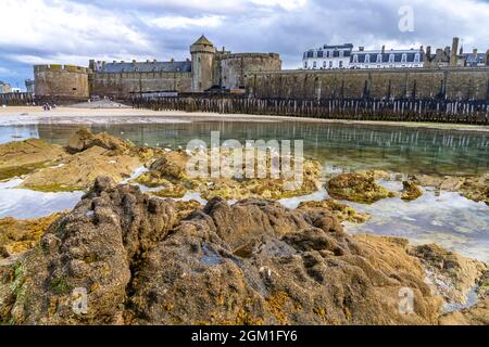 Stadtmauer und Strand von Saint Malo, Bretagne, Frankreich | die ummauerte Stadt und der Strand in Saint Malo, Bretagne, Frankreich Stockfoto