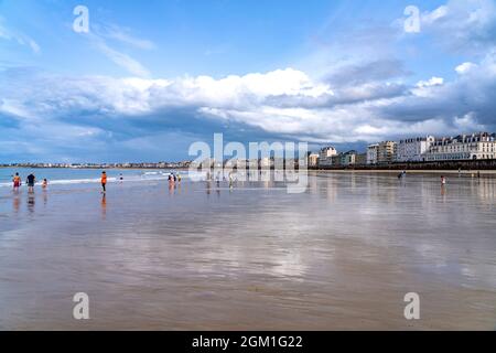 Ebbe am Strand Grande Plage du Sillon in Saint Malo, Bretagne, Frankreich | Ebbe am Strand Grande Plage du Sillon in Saint Malo, Bretagne, Frankreich Stockfoto