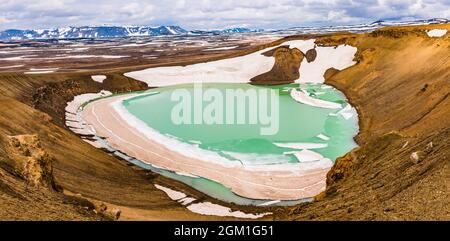 Panorama im Sommer des Viti Kraters, Krafla Vulkangebiet, Island Stockfoto