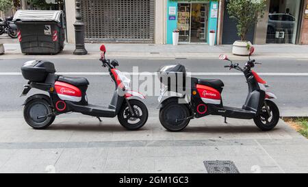 VALENCIA, SPANIEN - 14. SEPTEMBER 2021. Elektrisches Motorrad-Sharing-System. Acciona Unternehmen Stockfoto