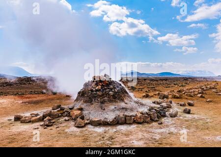 Dampfende Fumarole in der Namafjall Geothermie, Krafla, Island Stockfoto