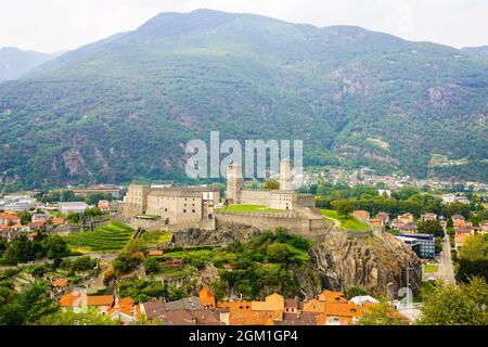 Panoramablick auf die Altstadt von Bellinzona und Castel Grande. Kanton Tessin, Schweiz. Bellinzona ist eine Gemeinde, eine historische Schweizer Stadt, und die c Stockfoto