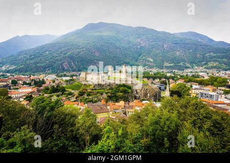 Panoramablick auf die Altstadt von Bellinzona und Castel Grande. Kanton Tessin, Schweiz. Bellinzona ist eine Gemeinde, eine historische Schweizer Stadt, und die c Stockfoto