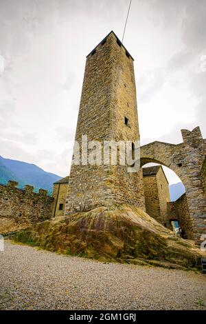 Beeindruckender Wachturm in Castel Grande in Bellinzona. Bellinzona ist eine Gemeinde, eine historische Schweizer Stadt und die Hauptstadt des Kantons Tessin Stockfoto