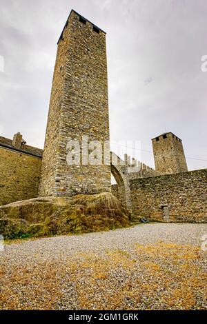 Beeindruckender Wachturm in Castel Grande in Bellinzona. Bellinzona ist eine Gemeinde, eine historische Schweizer Stadt und die Hauptstadt des Kantons Tessin Stockfoto