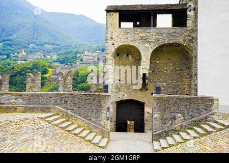 Verteidigungsmauer in Castel Grande in Bellinzona. Bellinzona ist eine Gemeinde, eine historische Schweizer Stadt und die Hauptstadt des Kantons Tessin in der Schweiz Stockfoto