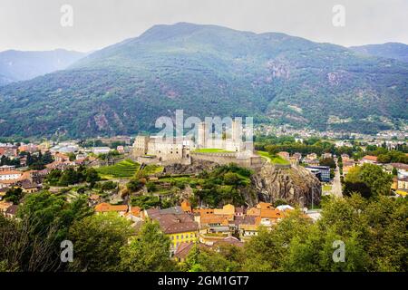 Panoramablick auf die Altstadt von Bellinzona und Castel Grande. Kanton Tessin, Schweiz. Bellinzona ist eine Gemeinde, eine historische Schweizer Stadt, und die c Stockfoto