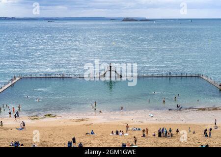 Salzwasserpool Piscine de Bon Secours am Strand Plage du Mole in Saint Malo, Bretagne, Frankreich | Meerwasserpool Piscine de Bon Secours am Stockfoto