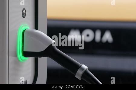 Hamburg, Deutschland. September 2021. Eine Ladestation für Sammeltaxis ist am Moia Hub in Hamburg zu sehen. Kredit: Marcus Brandt/dpa/Alamy Live Nachrichten Stockfoto