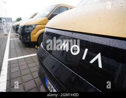 Hamburg, Deutschland. September 2021. Sammeltaxis stehen am Moia Hub in Hamburg bereit. Kredit: Marcus Brandt/dpa/Alamy Live Nachrichten Stockfoto