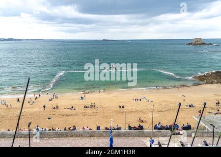 Salzwasserpool Piscine de Bon Secours am Strand Plage du Mole in Saint Malo, Bretagne, Frankreich | Meerwasserpool Piscine de Bon Secours am Stockfoto