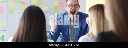 Der Business Coach, der die Mitarbeiter emotional anruft, schremmt sie an Stockfoto