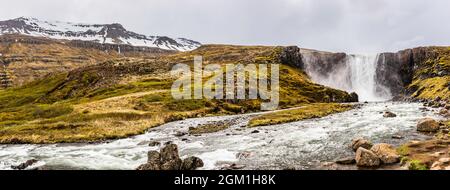 Panorama der Gufufoss-Fälle auf der Straße hinunter nach Seydisfjordur, Island Stockfoto